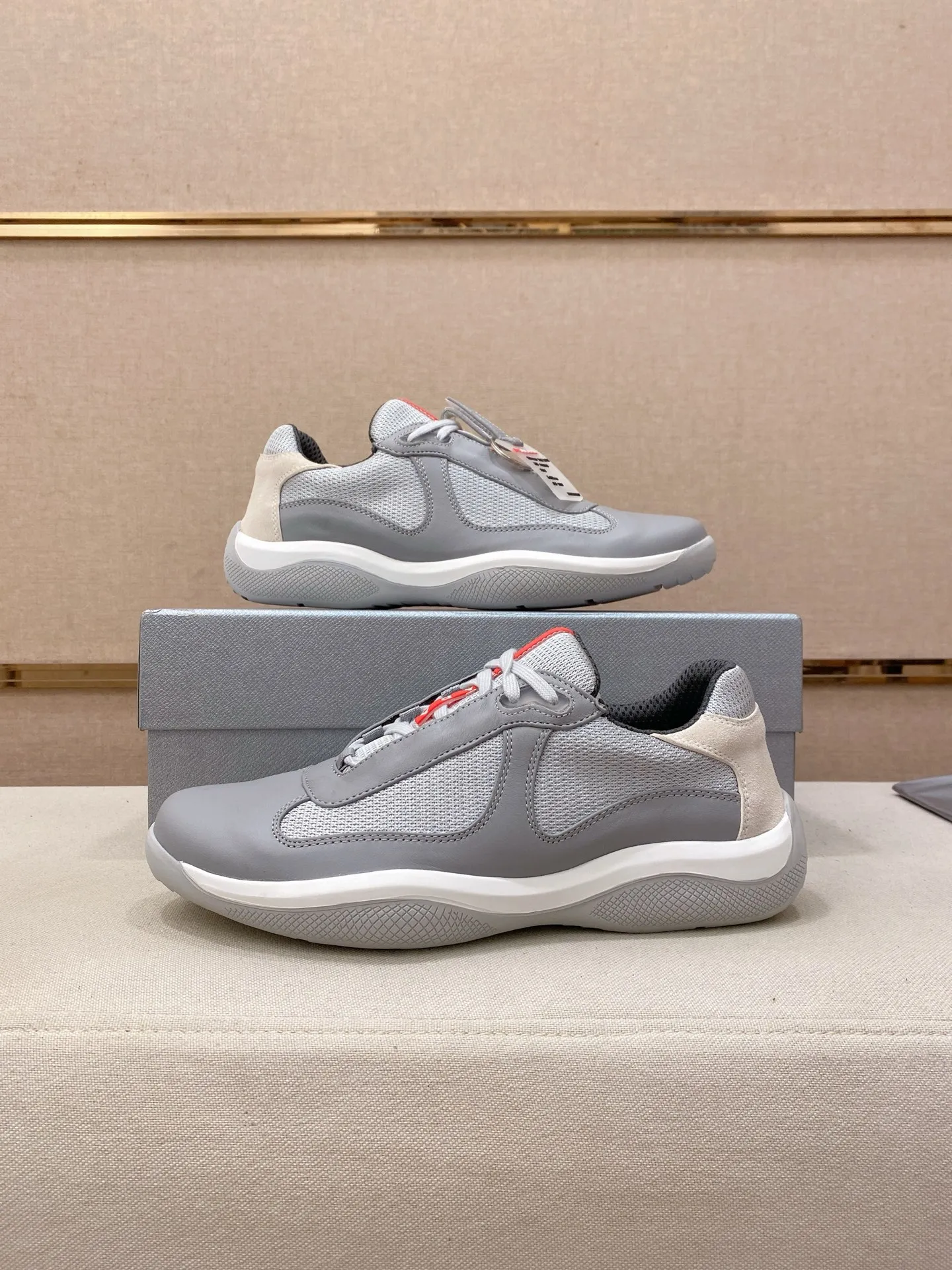 Men's shoes 💰 580💰 ✔️✔️✔️High version High-quality new PRADA (Prada) counters are launched simultaneously, new men's shoes, 😘fabrics are selected from first-layer cowhide fabrics. Lining: Imported cowhide leather lining. 👍🏿High-end☄️Open-molded non-slip rubber outsole, exquisite lines, simple and elegant, comfortable and high-end for leisure travel. Code number: 38 to 45